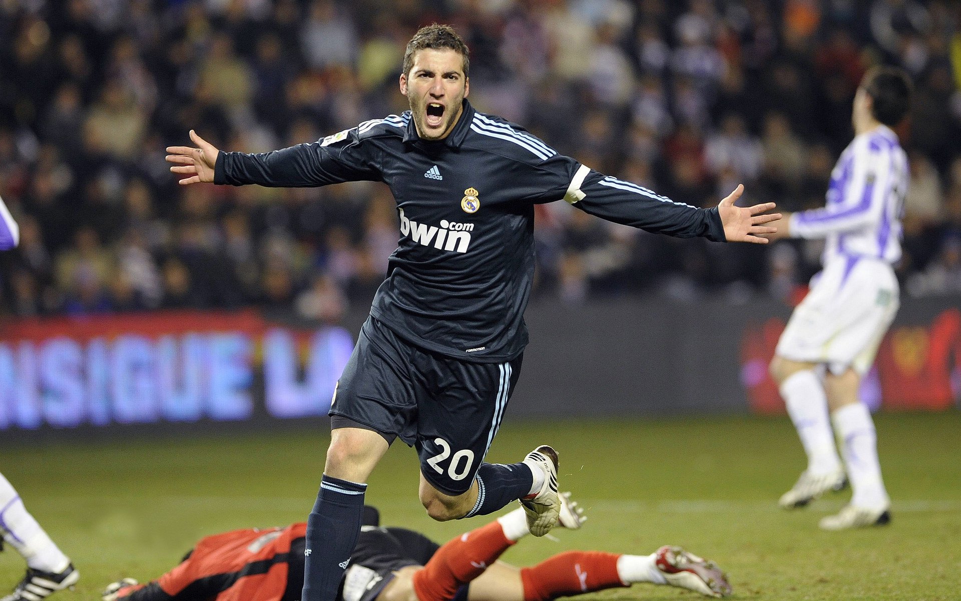 世界高原自行车越野赛 稀薄空气中选手纷纷主动控速